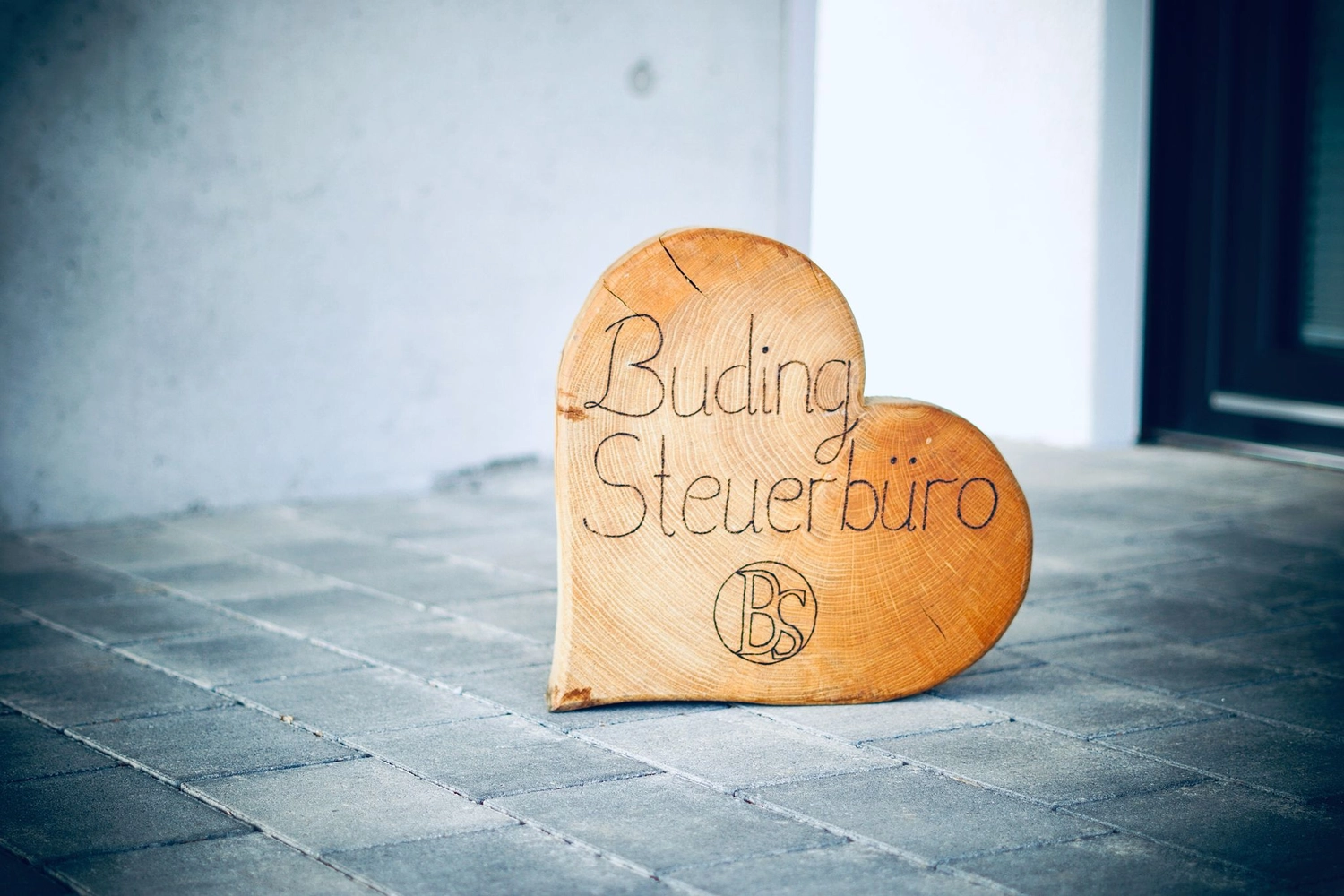 BS – Buding Steuerberater – herzförmige Gebäudenamensdekoration
