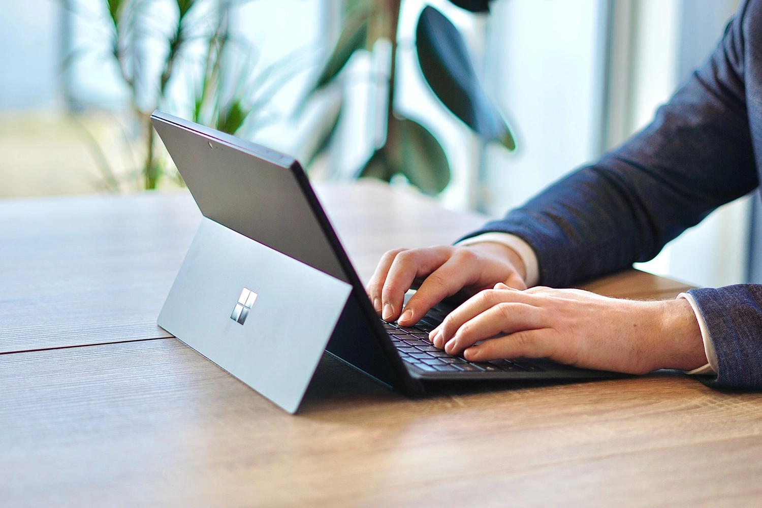 BS – Buding Steuerberater – Person, die Laptop benutzt